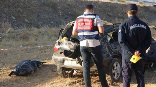 Elazığ'da otomobil şarampole yuvarlandı: 1 ölü, 2'si ağır 3 yaralı