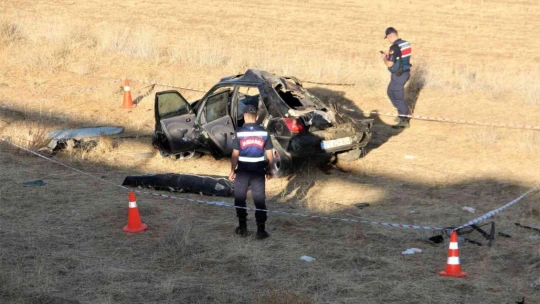 Elazığ'da otomobil şarampole yuvarlandı: 1 ölü, 2'si ağır 3 yaralı