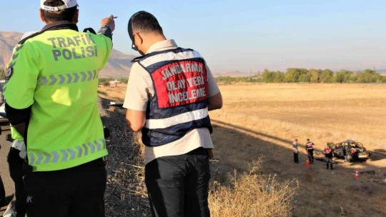 Elazığ'da otomobil şarampole yuvarlandı: 1 ölü, 2'si ağır 3 yaralı
