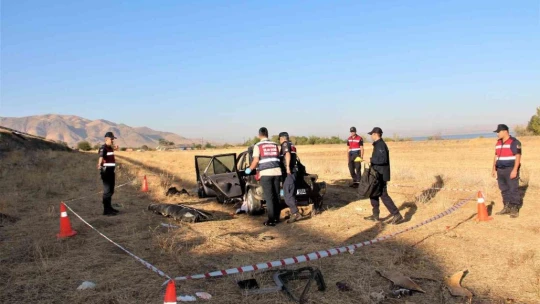 Elazığ'da otomobil şarampole yuvarlandı: 1 ölü, 2'si ağır 3 yaralı