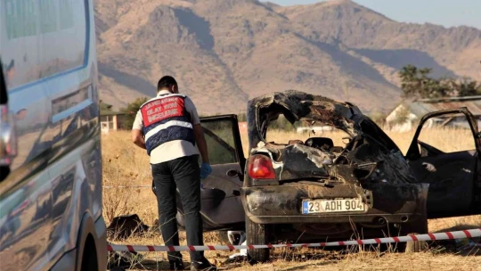 Elazığ'da otomobil şarampole yuvarlandı: 1 ölü, 2'si ağır 3 yaralı