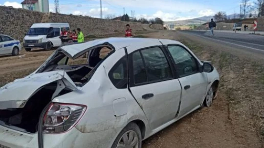 Elazığ'da otomobil takla attı: 2 yaralı