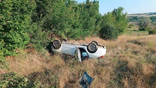 Elazığ'da otomobil tarlaya uçup ters döndü: 4 yaralı
