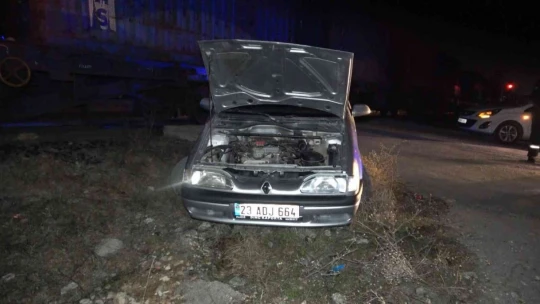 Elazığ'da otomobil trene çarptı