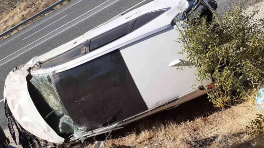 Keban Yolunda otomobil yan yattı: 1 yaralı