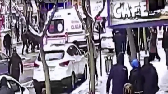 Elazığ'da otomobilin sepetli motosiklete çarpma anı kamerada