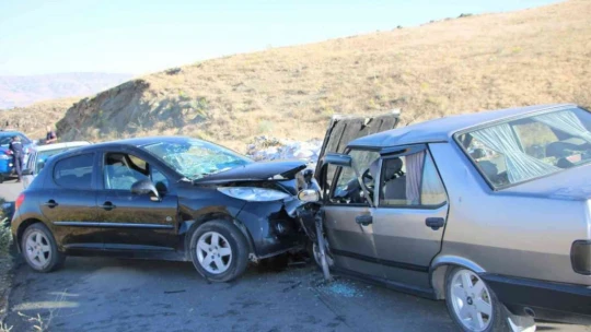 Otomobiller kafa kafaya çarpıştı: 8 yaralı