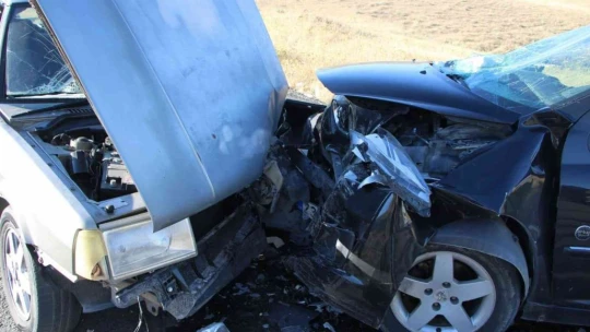 Otomobiller kafa kafaya çarpıştı: 8 yaralı