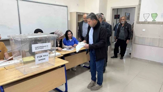 Elazığ'da oy kullanma işlemeleri başladı