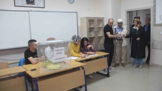 Elazığ'da oy kullanma işlemleri başladı