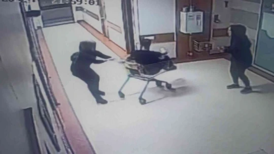 Elazığ'da özel bir hastanede sağlık çalışanları yoğun bakım ünitesi önünde tik tok videosu çekti