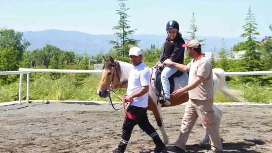 Elazığ'da özel bireyler, önce atlara bindi ardından doyasıya eğlendi