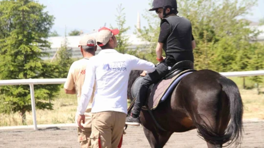 Elazığ'da özel bireyler, önce atlara bindi ardından doyasıya eğlendi