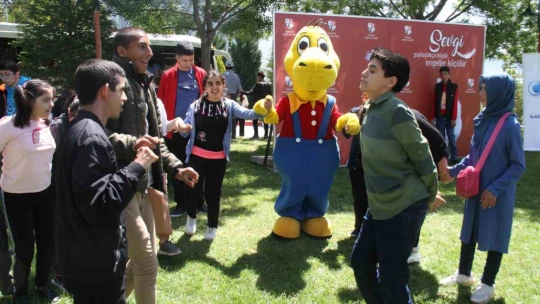 Elazığ'da özel bireyler, önce atlara bindi ardından doyasıya eğlendi