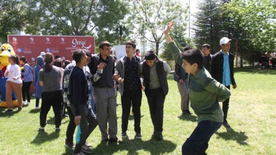 Elazığ'da özel bireyler, önce atlara bindi ardından doyasıya eğlendi
