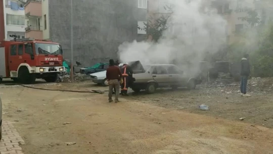 Elazığ'da park halindeki araç yandı