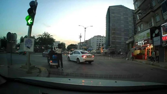 Elazığ'da patenli kızın tehlikeli yolculuğu