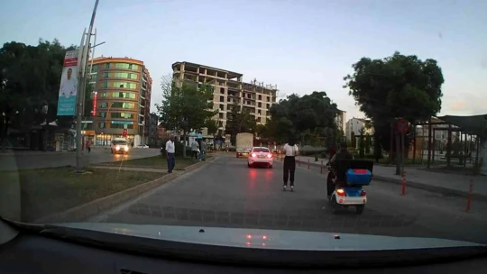 Elazığ'da patenli kızın tehlikeli yolculuğu