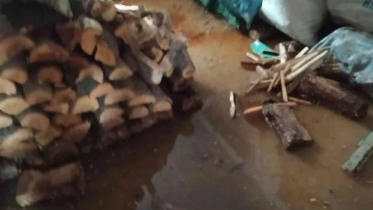 Elazığ'da patlayan boru nedeni ile evleri su bastı