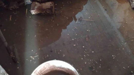Elazığ'da patlayan boru nedeni ile evleri su bastı