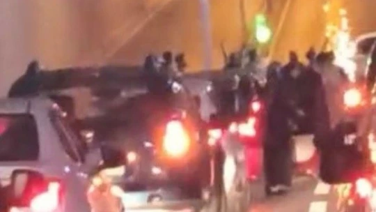 Yolu Kesip Çiftetelli Oynadılar