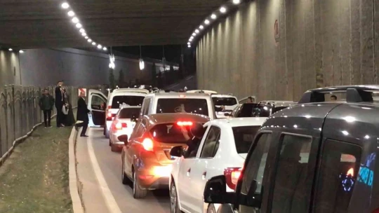 Elazığ'da pes dedirten görüntü, yolu kesip çiftetelli oynadılar