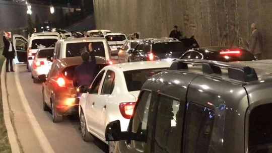 Elazığ'da pes dedirten görüntü, yolu kesip çiftetelli oynadılar