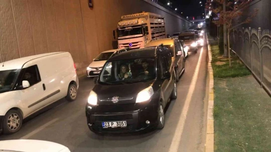Elazığ'da pes dedirten görüntü, yolu kesip çiftetelli oynadılar
