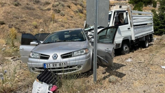 Elazığ'da pikap ile otomobil çarpıştı: 4 yaralı