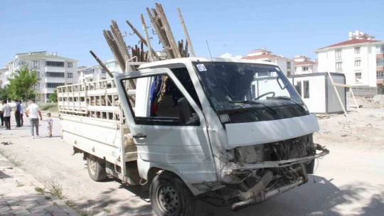Elazığ'da pikap ile otomobil çarpıştı: 4 yaralı