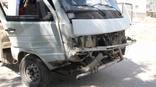 Elazığ'da pikap ile otomobil çarpıştı: 4 yaralı