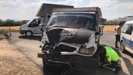 Elazığ'da pikaplar çarpıştı: 3 yaralı