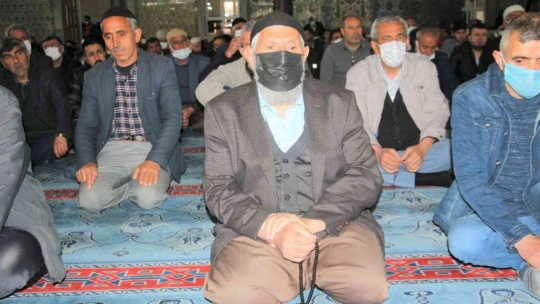 Ramazan ayının ilk cuma namazında camiler doldu