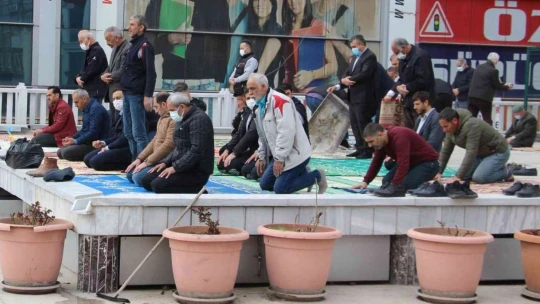 Ramazan ayının ilk cuma namazında camiler doldu