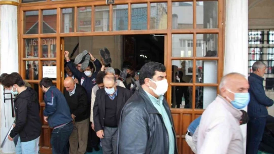 Ramazan ayının ilk cuma namazında camiler doldu