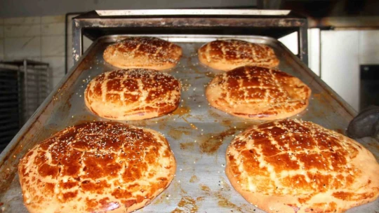 Elazığ'da Ramazan ayıyla birlikte 'nohut ekmek' tezgahtaki yerini aldı