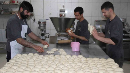 Elazığ'da Ramazan ayıyla birlikte 'nohut ekmek' tezgahtaki yerini aldı