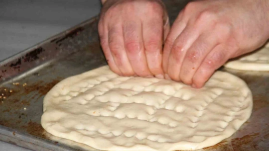 Elazığ'da Ramazan ayıyla birlikte 'nohut ekmek' tezgahtaki yerini aldı