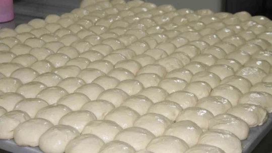 Elazığ'da Ramazan ayıyla birlikte 'nohut ekmek' tezgahtaki yerini aldı