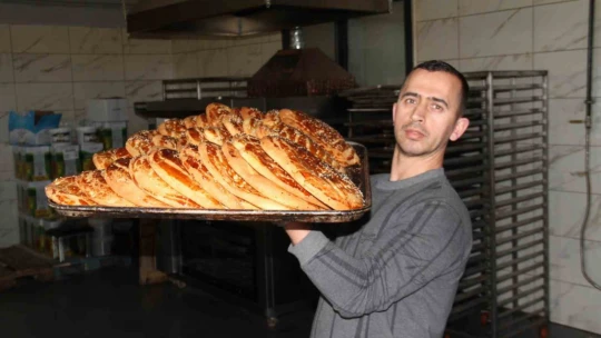 Elazığ'da Ramazan ayıyla birlikte 'nohut ekmek' tezgahtaki yerini aldı