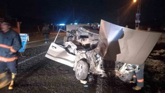 Elazığ'da römorka çarpan otomobil hurdaya döndü: 2 yaralı