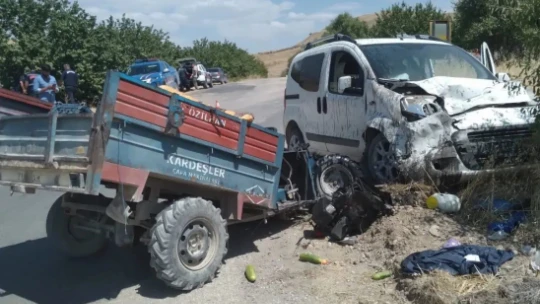 Elazığ'da römorklu çapa makinesi ile hafif ticari araç çarpıştı: 2 yaralı