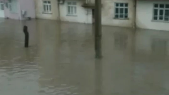 Elazığ'da sağanak, binalar su altında kaldı