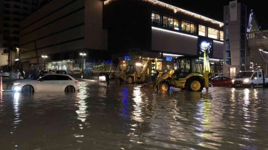 Elazığ'da sağanak biranda bastırdı, onlarca araç yolda kaldı