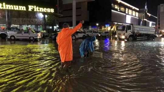 Elazığ'da sağanak biranda bastırdı, onlarca araç yolda kaldı
