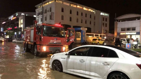 Elazığ'da sağanak biranda bastırdı, onlarca araç yolda kaldı