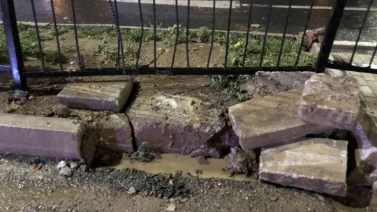 Elazığ'da sağanak biranda bastırdı, onlarca araç yolda kaldı