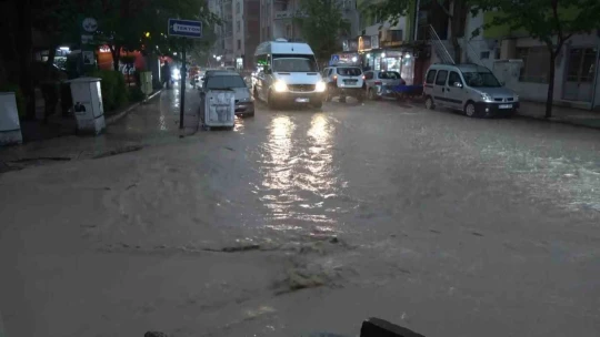 Elazığ'da sağanak etkili oldu, yollar göle döndü
