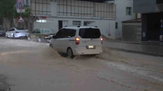 Elazığ'da sağanak etkili oldu, yollar göle döndü