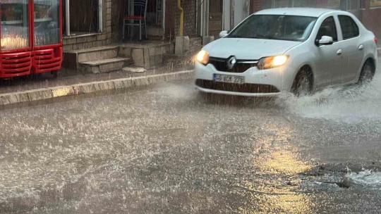 Elazığ'da sağanak etkili oldu, caddeler dereye döndü